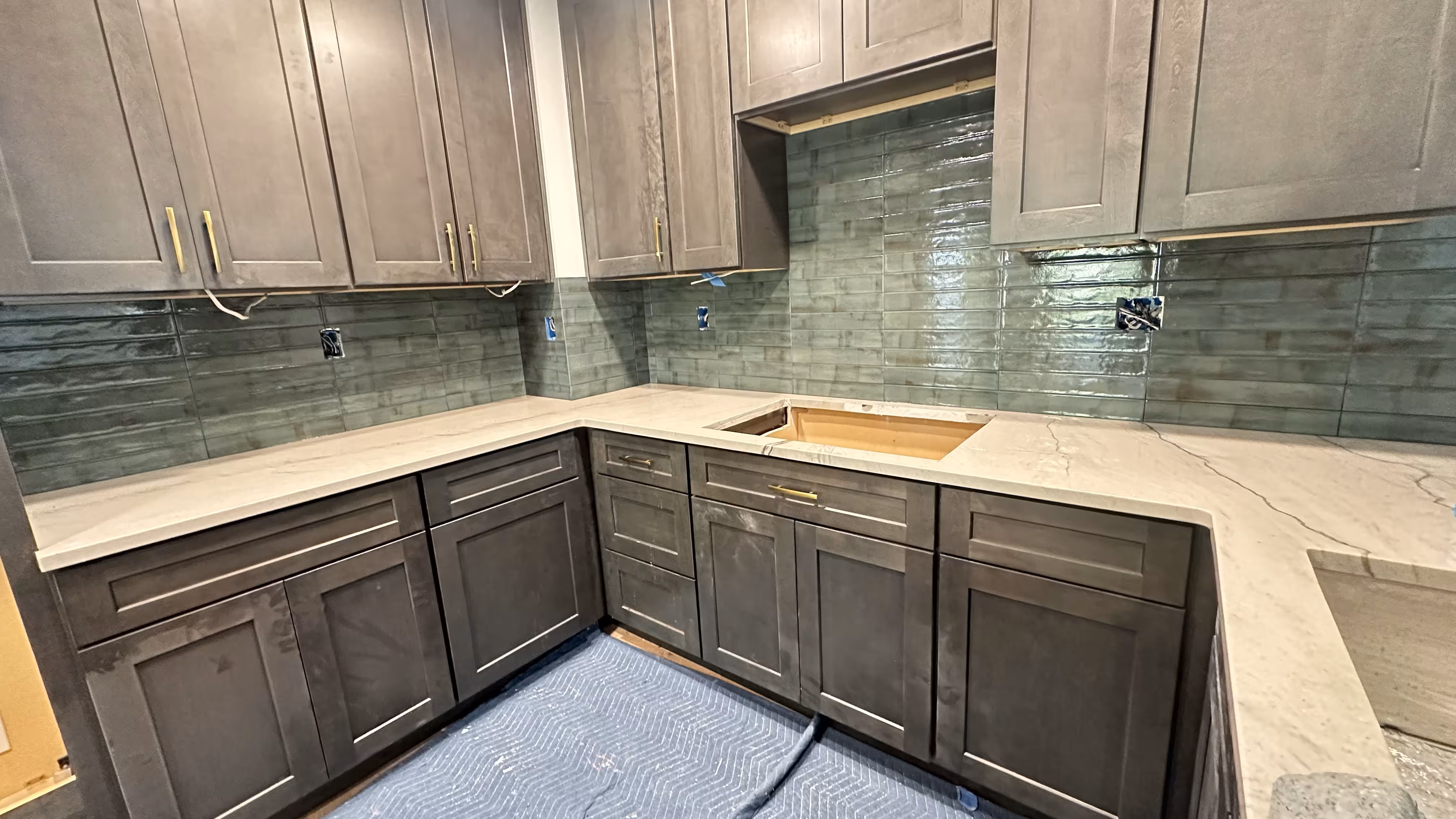 Modern kitchen backsplash Aurora with dark green porcelain subway tile
