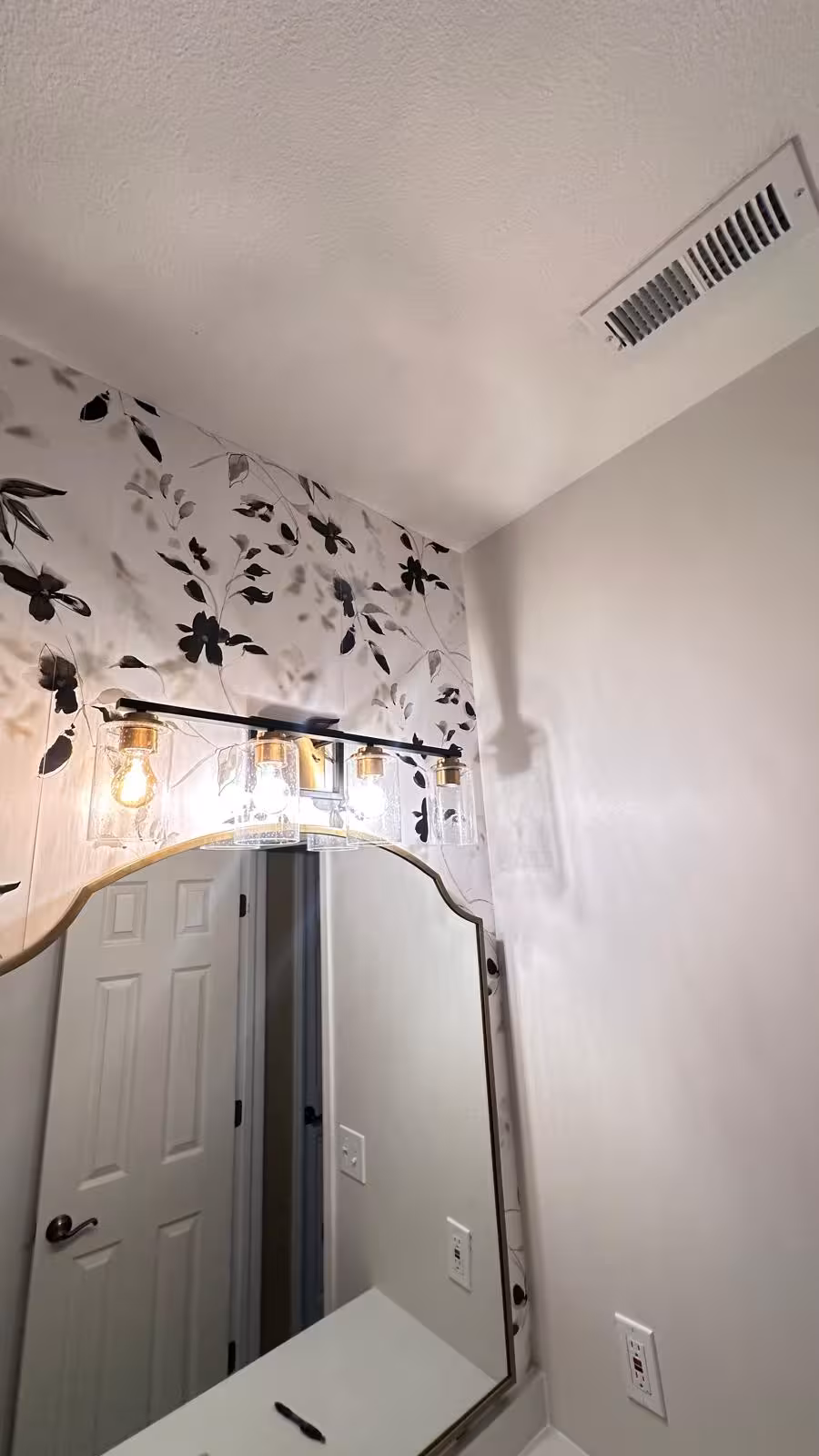 Black pencil trim and built-in niche detail in Aurora bathtub surround tile installation